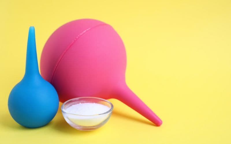 dos enemas y un lubricante para aplicar un enema casero a tu perro