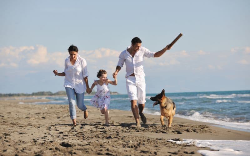 una familia con un perro en el mar