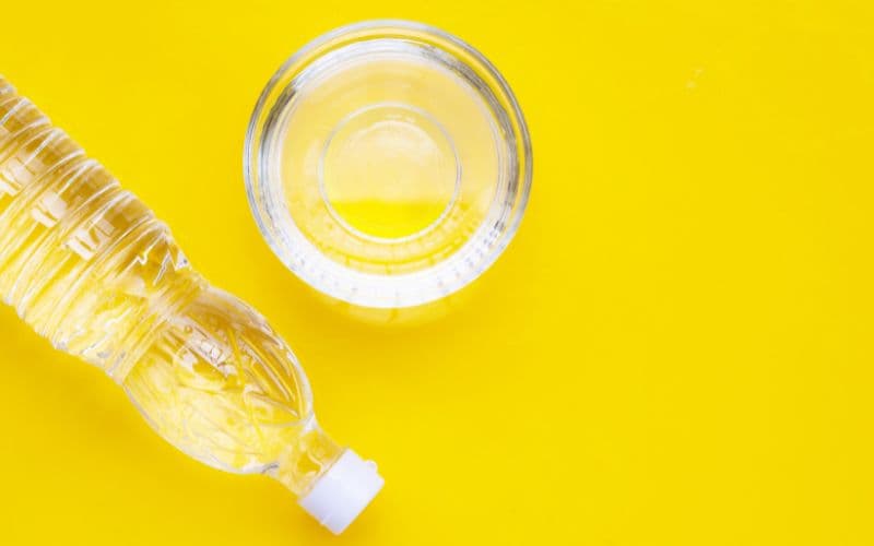 Vinagre blanco sobre la mesa